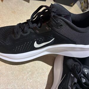Nike Dual-Tone Black and White Running Shoes